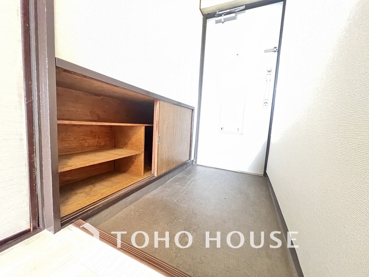 玄関 飾り過ぎないシンプルな内装の玄関