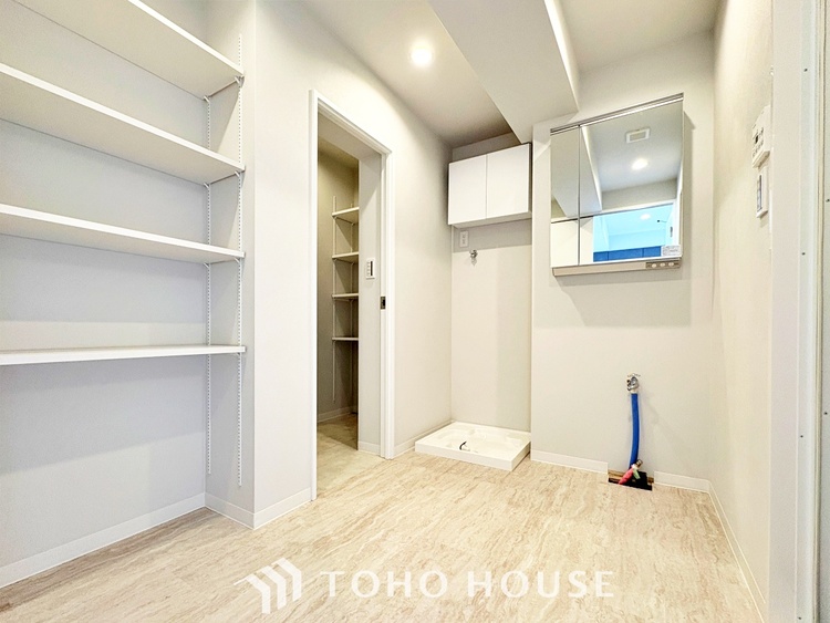 洗面 【WASHROOM】◆快適◆煌びやかな暮らしの中にも忘れたくない快適さ。大きな収納が助けてくれます。