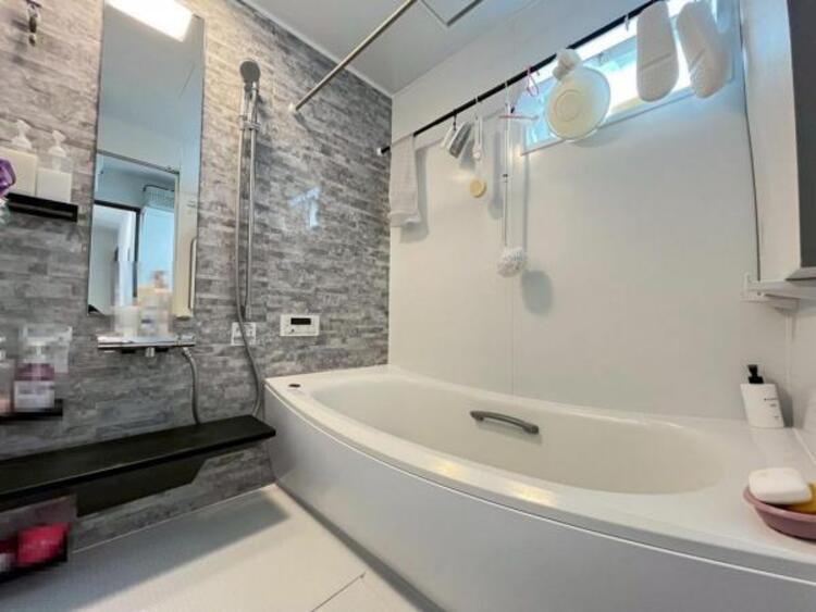 風呂 浴槽は跨ぎやすいよう配慮されており、シャワーヘッドの位置も変えられる、使い勝手の良い浴室です。（2025.4.27撮影）