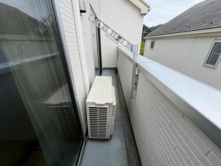 バルコニー 風の通り道。舞い込んでくる風が優しく躍り、室内に爽やかな空気を運んでくる。そこに季節の息吹を感じて、いまがどんな季節なのかを実感する。（2025.4.27撮影）