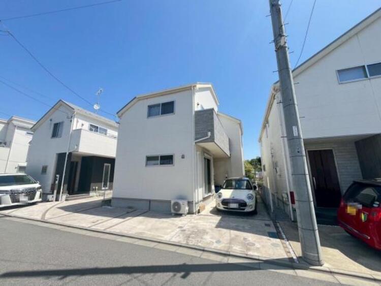 駐車場 ご両親や友人・知人が訪ねてきても大丈夫。駐車スペース２台分（車種による）を確保してあります。（2025.4.27撮影）