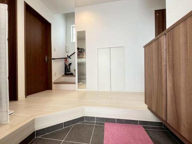 その他 広々とした玄関で大切なお客様をお出迎え。明るく気持ちの良い玄関は気持ちが盛り上がります。（2025.4.27撮影）