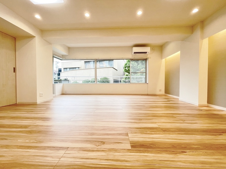 居間 忙しく過ぎゆく日常を置き去るほど、ゆったりした時間が流れるリビング。