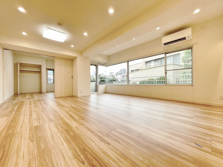 居間 居心地の良い空気感は、暮らしのステージを彩り、心からのやすらぎと満足感を与えてくれます。