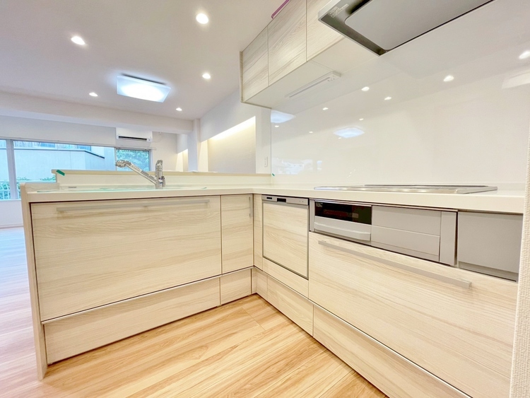 キッチン スマートな意匠と充実の機能を備えたキッチンが、暮らしにおいしい彩りを添えます。