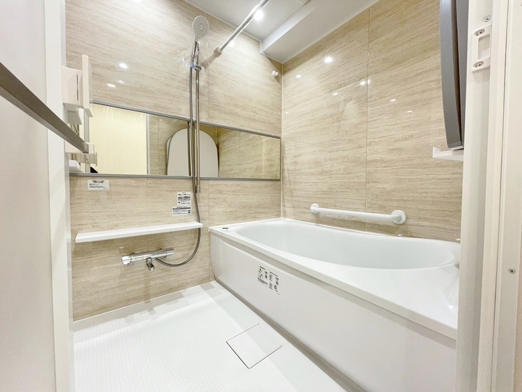 風呂 一日の疲れを癒すバスルームは、心地よいリラックスを叶える清潔感溢れる空間です。