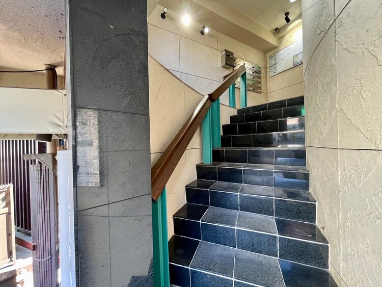 その他 共用部の階段です。明るく清潔に管理されています。