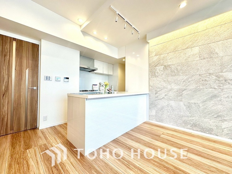 内装 ◆陽光◆が差し込む。この開放的なLDKに家族の笑顔が集う。家族が一緒に過ごす空間は明るく、そして居心地よく。