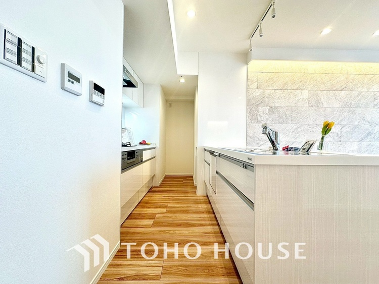 キッチン ◆ワクワク◆開放的で機能性も高いシステムキッチン。お子様は毎日のご飯にワクワク！