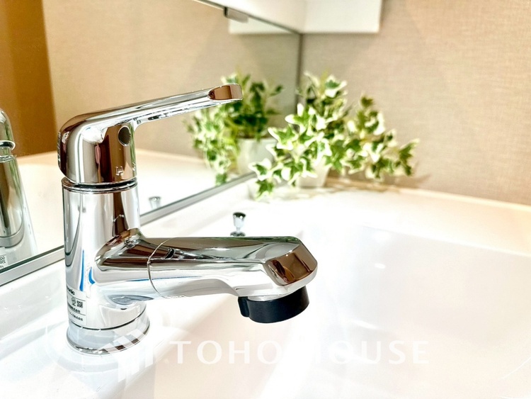 洗面 ◆快適◆煌びやかな暮らしの中にも忘れたくない快適さ。大きな収納が助けてくれます。