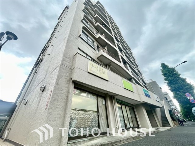 エントランス 【ENTRANCE】◆家族◆家で家族と過ごす時間は限られている。帰りを待つ家族の元へと急ぐときの弾む思い。そんな思いを引き立てる邸宅。