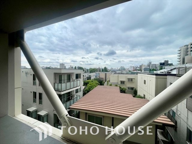 その他 【BALCONY】◆BLUE SKY◆自然の心地よさに包まれる。大開口の外に広がるのは爽やかな青空。