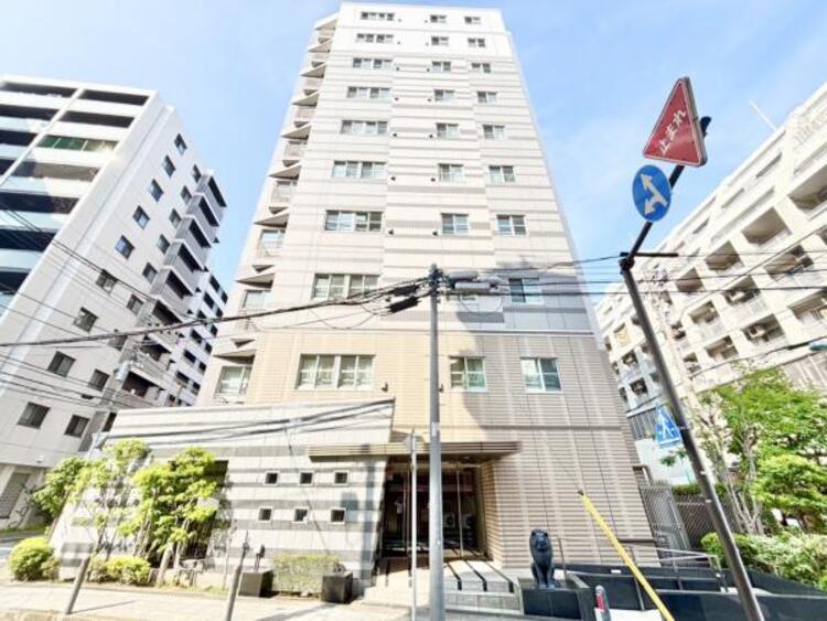 外観 街に溶けこみ美しい景観を生み出すこの邸宅は、採光や風通しまで考え抜いて造り上げました。