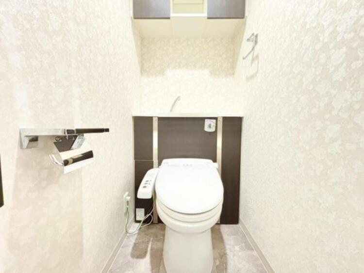 トイレ 毎日使う場所だからこそ、使い勝手を考慮しました。白を基調に、飽きのこない空間は質感豊かな仕上がりとなっております。