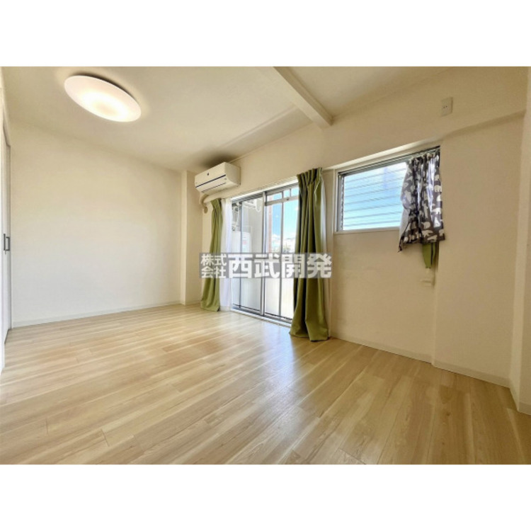 内装 南西から明るい陽射しが差し込みます。