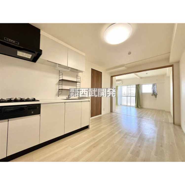 居間 明るい6.3帖のダイニングスペース。