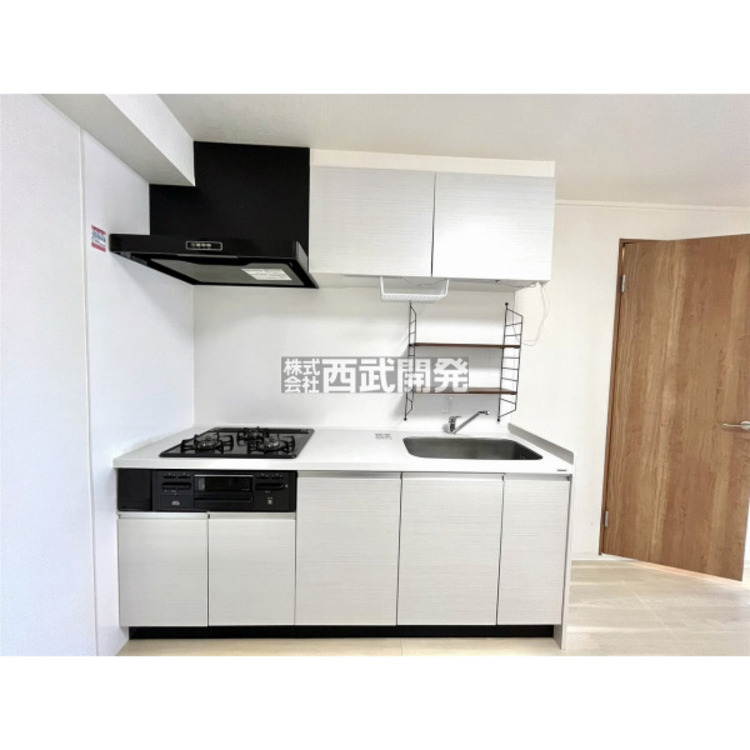 キッチン 吊戸棚付きのシステムキッチンです。