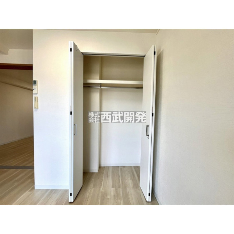 収納 ハイガーパイプ付きのクローゼット。