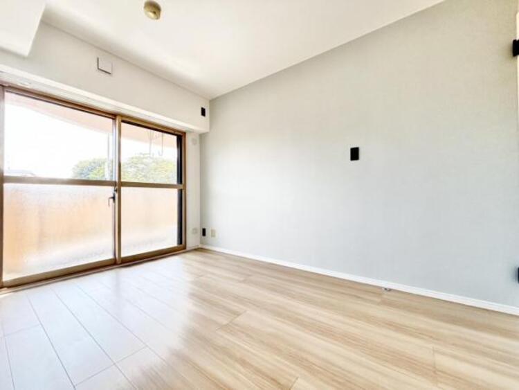 内装 窓から注がれる光で家族とのコミュニケーションも明るくなりそうな居室です。