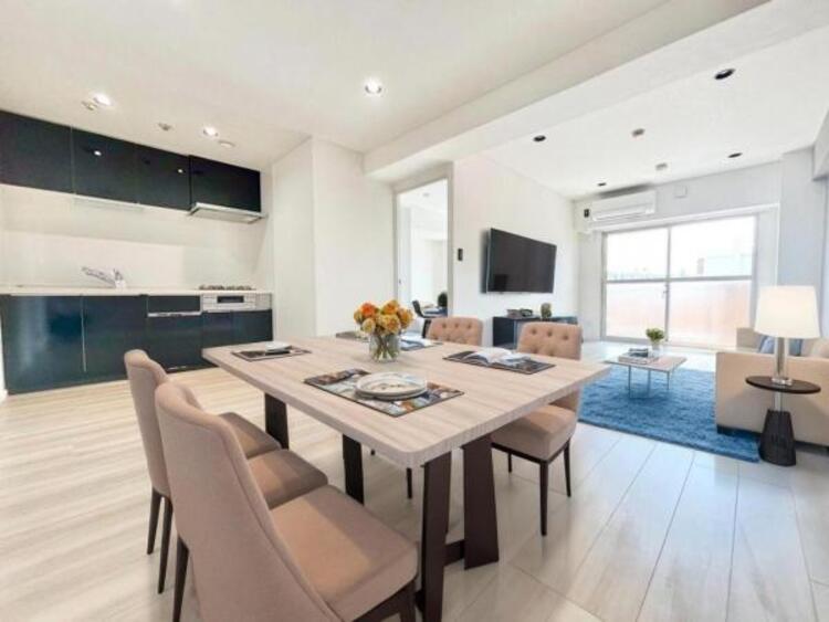 居間 (配置してある家具はCGによるイメージです。)くつろげるリビングは話に夢中になりすぎて、ついつい時間を忘れてしまう。そんな束の間の幸せを感じさせてくれる場所です。