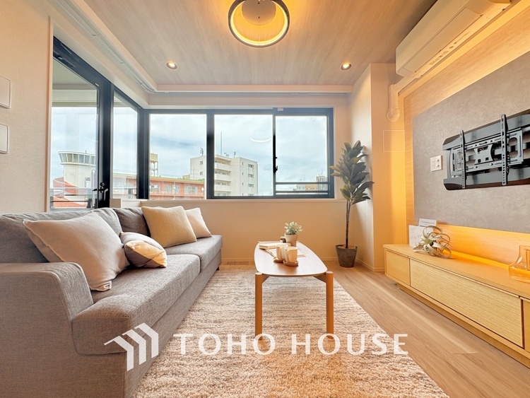 内装 【living】居心地のいい暮らしには欠かせない眩い採光。ゆったりとした幅の窓からこの空間に降り注ぐ採光が絶えない。明るいリビングこそ居心地のいい暮らしが待っているのだと思う。