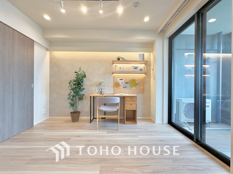 内装 【ROOM】感性を育むプライベートルームはシンプルでスマートな空間。好みの空間で読書をしたり、音楽を聞いたりと一人の時間も充実したものにできます。