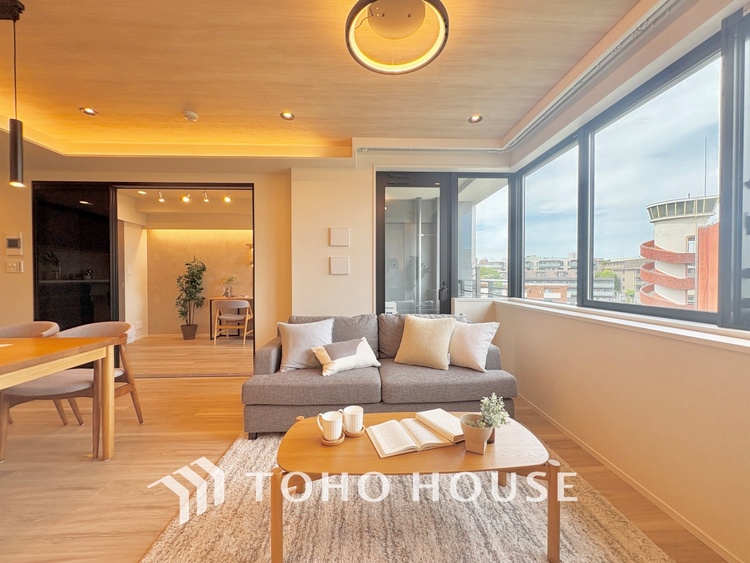 内装 叶えたかったのは落ち着きのあるナチュラルな風合い、そして開放感があるリビング。優雅な気分に浸れる幸せな時間を家族が自然と集まりたくなるこの空間で。