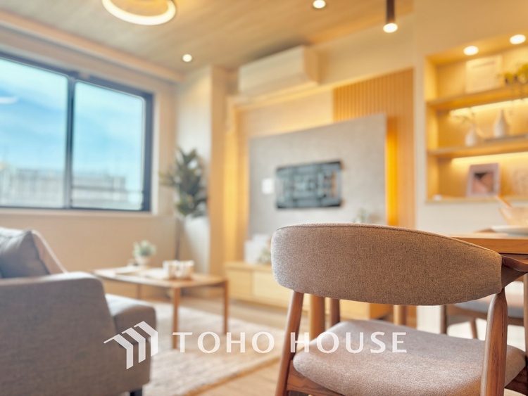 内装 ◆瀟洒な空間◆落ち着いた小棚や室内の緑光、アクセントのある彩が見事に調和させた瀟洒なリビングルーム。ここに集まる家族の会話と笑顔が絶え間なく続く幸せな空間。