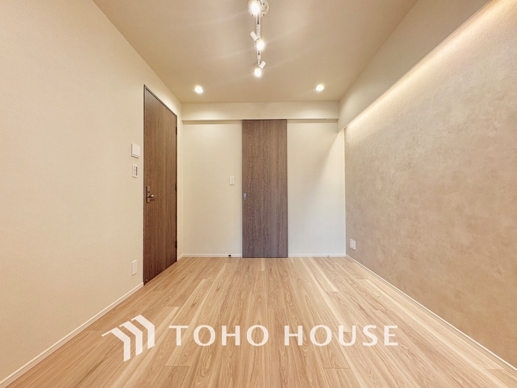 内装 風の通り道。舞い込んでくる風が優しく躍り、室内に爽やかな空気を運んでくる。そこに季節の息吹を感じて、いまがどんな季節なのかを実感する。