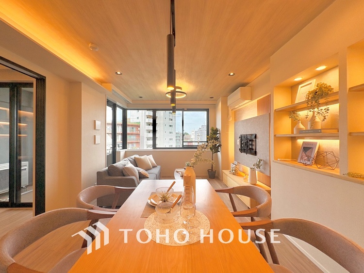 内装 ここはみんなが集い、食事と楽しい会話が始まる場所。話に夢中になりすぎて、ついつい時を忘れ、夜半過ぎになってしまう。そんな束の間の幸せを感じさせてくれます。