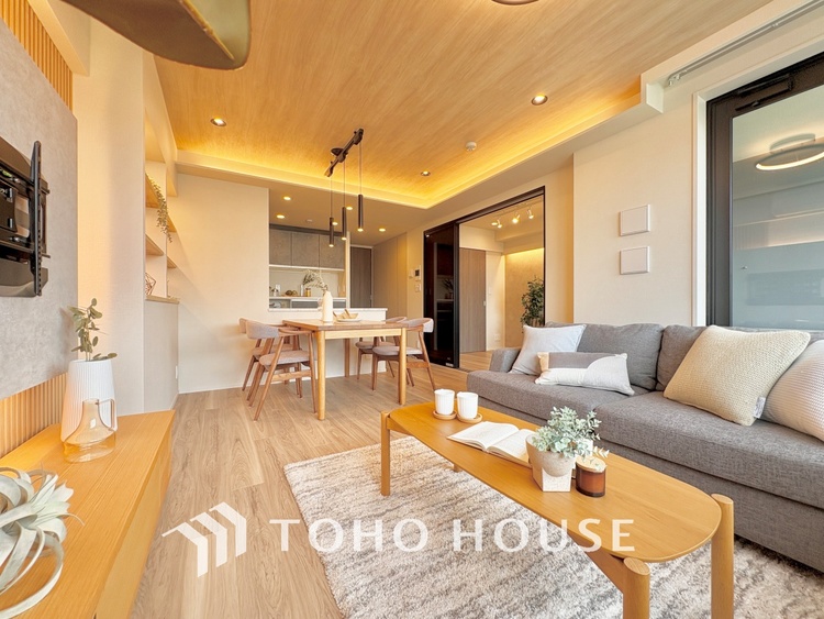 内装 ◆瀟洒な空間◆落ち着いた小棚や室内の緑光、アクセントのある彩が見事に調和させた瀟洒なリビングルーム。ここに集まる家族の会話と笑顔が絶え間なく続く幸せな空間。