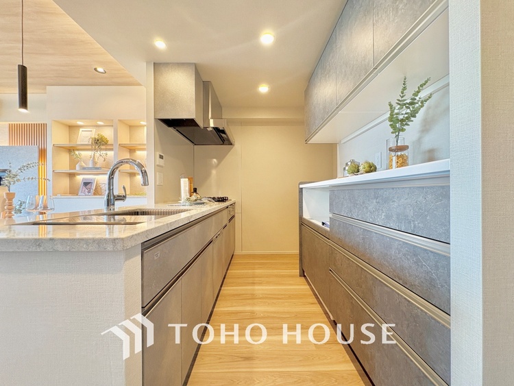 キッチン 手元の収納から、足元の収納までが全てスライド式で、奥のスペースまで有効に活用できます。奥まで上から見渡せるので、たまにしか使わない調理器具もサッと取出せます。