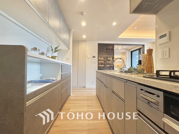 キッチン キッチンは家族の絆を育む大切な空間。シンプルで使い易いシステムキッチンで愉しく作る料理は愛情のある美味しいご馳走に。家族で使える対面式キッチンです。