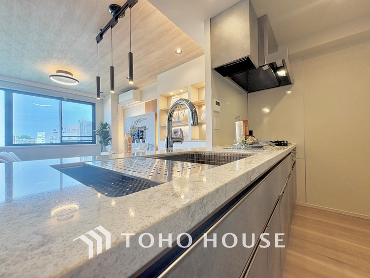 キッチン 広々としたキッチンのシンクは、料理の準備と片付けを楽にし、使いやすさを最大限に引き立てます。