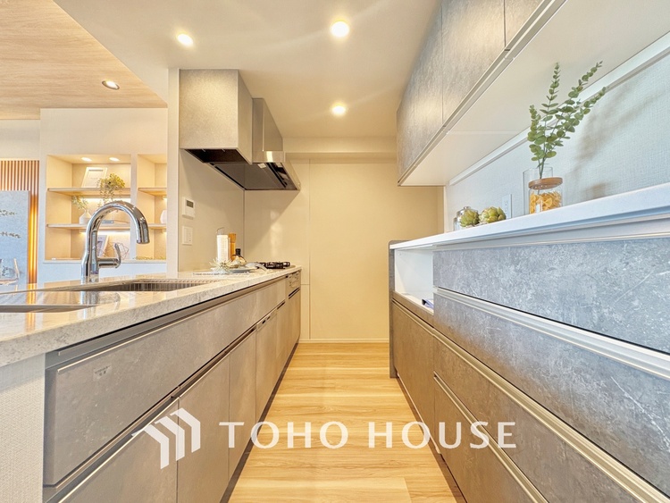 キッチン キッチンは家族の絆を育む大切な空間。シンプルで使い易いシステムキッチンで愉しく作る料理は愛情のある美味しいご馳走に。家族で使える対面式キッチンです。