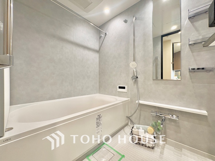 風呂 【浴室】《一日の疲れを落としてくれる場所は、落ち着く場所でなければならない》　高級感溢れるカラーと大きさ・柔らかな曲線で構成された半身浴も楽しめるバスタブが心地よさをもたらします。