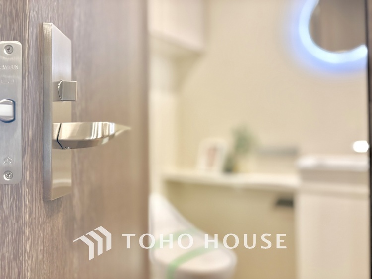 トイレ 清潔感あるホワイト調のクロスと温もり溢れるモダンカラーの床材が見事に調和した本邸宅は、毎日の生活を少しでも快適に過ごして頂ける様に落ち着いた雰囲気作りから行っています。