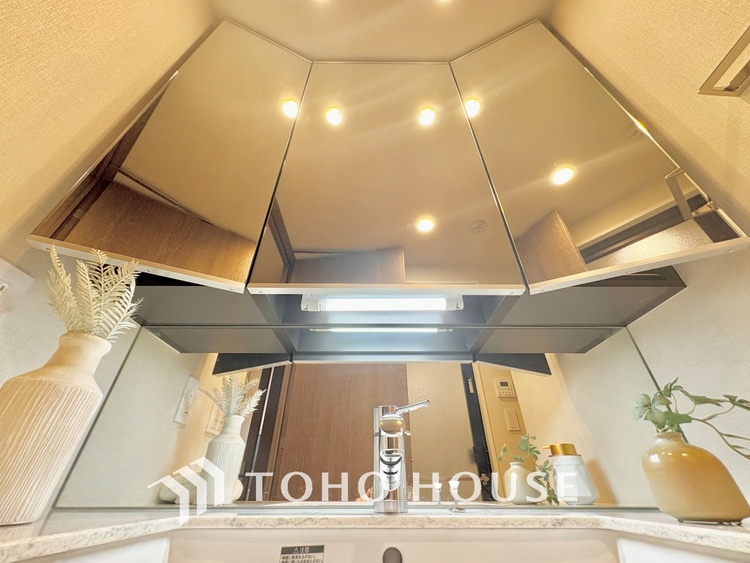 洗面 気持ちの良い朝をつくりだし、夕方には笑顔を取り戻させてくれるミラー。パウダールームはいつでも本来の自分を取り戻せる空間。明るく仕上げてあります。