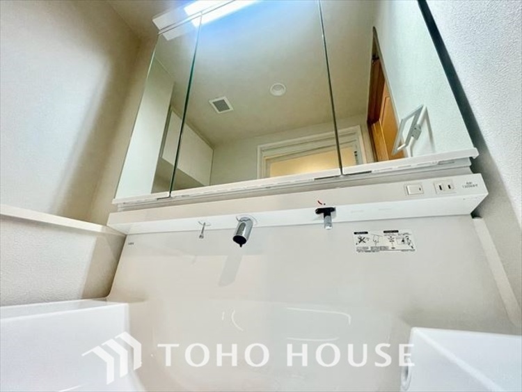 洗面 【WASHROOM】◆快適◆煌びやかな暮らしの中にも忘れたくない快適さ。大きな収納が助けてくれます。
