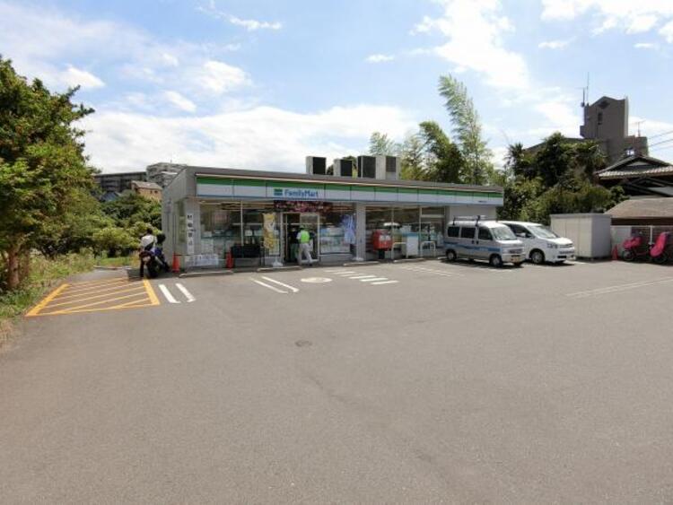 周辺 ファミリーマート川崎東百合丘店まで約877m