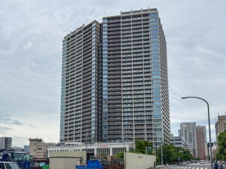 外観 場所によって暖かい日差しの入り方・見え方も違うお住まい。実際の日当たりや現地の雰囲気もご確認ください。