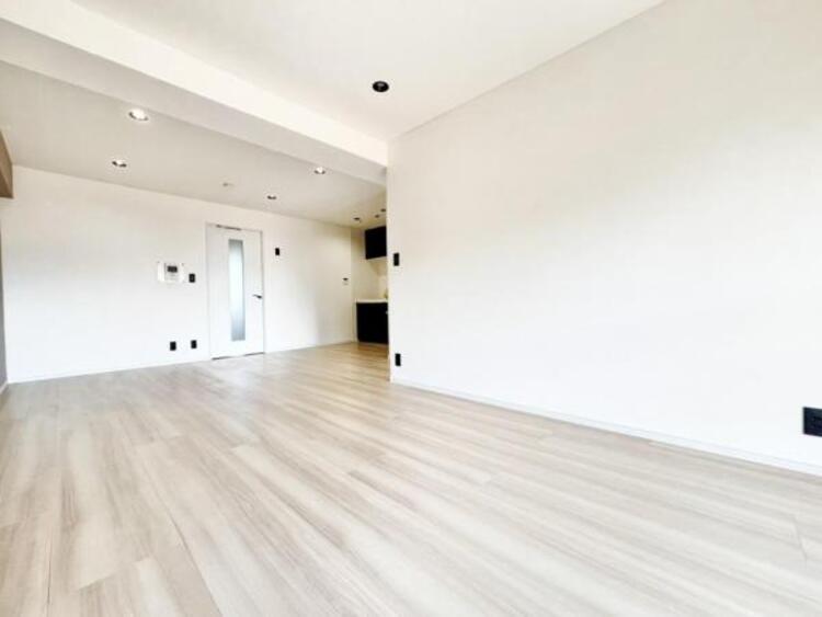 居間 家族はもちろん友人たちもリラックス。仲間を呼び寄せる風通しの良い家。光と風が通るお部屋で充実した毎日を。