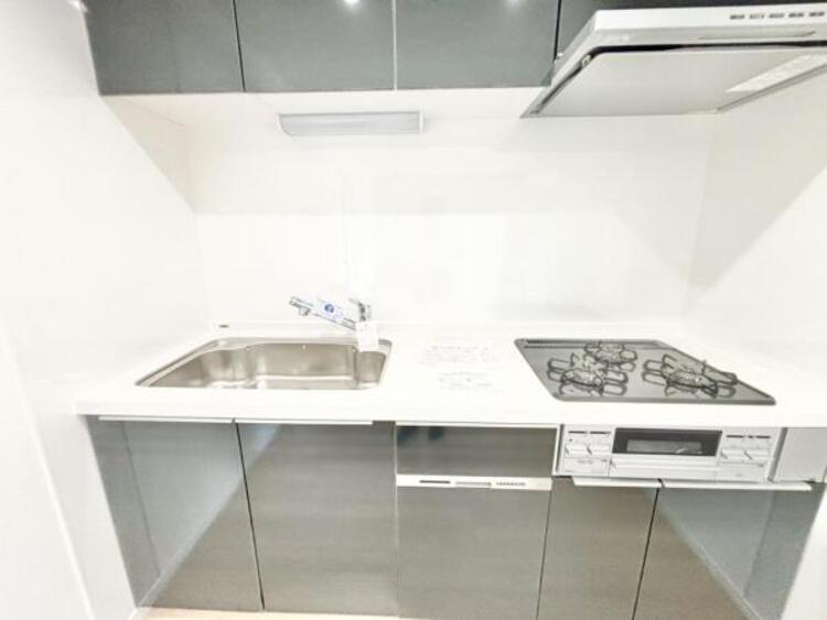 キッチン シンクやコンロの下は大容量の収納を備えスペースを有効活用。圧力鍋やパスタ鍋などのかさばる調理器具の出し入れもスムーズに行えます。