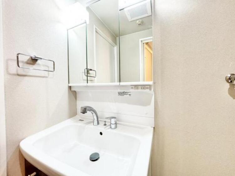 洗面 洗顔、手洗いは勿論の事、シャワーヘッドになっているため洗髪も可能な多機能洗面台です。