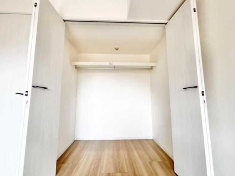 収納 クローゼットには棚やハンガーパイプが付いており、スーツや上着などがスッキリ収納可能です。