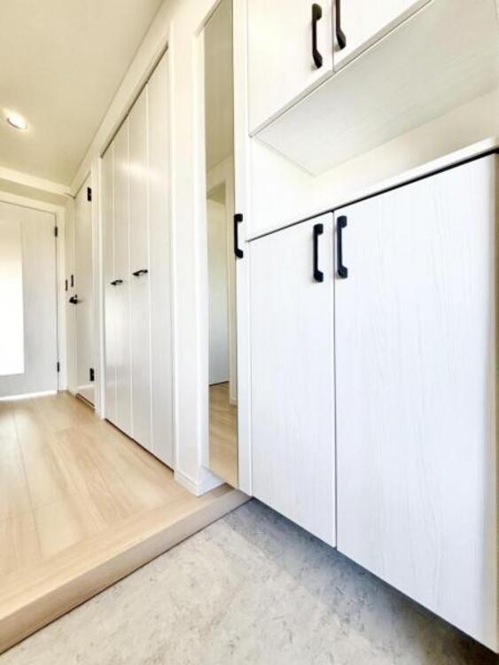 収納 清潔感のある空間を保てるよう、収納スペースを広く設けていますので、たくさんある靴もすべて収納して頂け、玄関をスッキリ綺麗な空間に纏めます。