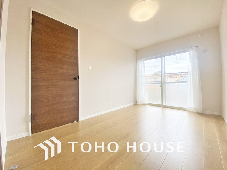 内装 採光もある洋室は、くつろぎのひと時を過ごすのにぴったり