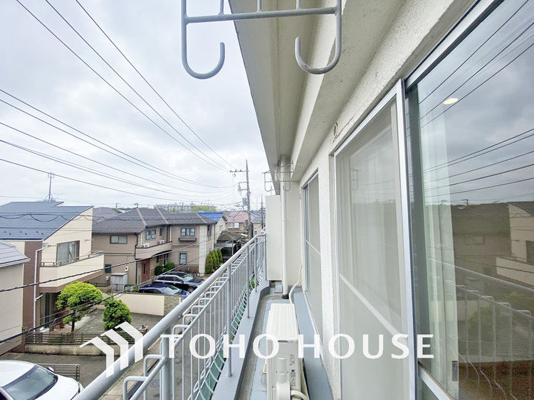 バルコニー 日当たりの良いバルコニーで晴れの日の洗濯物も楽しみになりますね