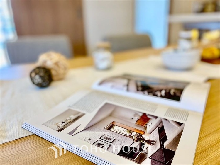 内装 【LIVING】◆眩い◆光が燦々と入り、家族の笑顔を照らす。「いつまでも続いて」と願う夢のような毎日がここにある。