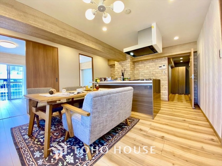 内装 【LIVING】◆陽光◆が差し込む。この開放的なLDKに家族の笑顔が集う。家族が一緒に過ごす空間は明るく、そして居心地よく。